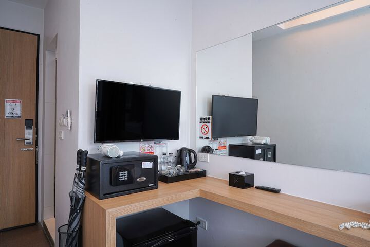 Room 32 of 60