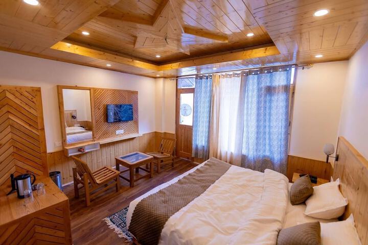 Room 4 of 12