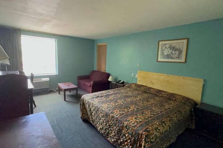 Room 6 of 8