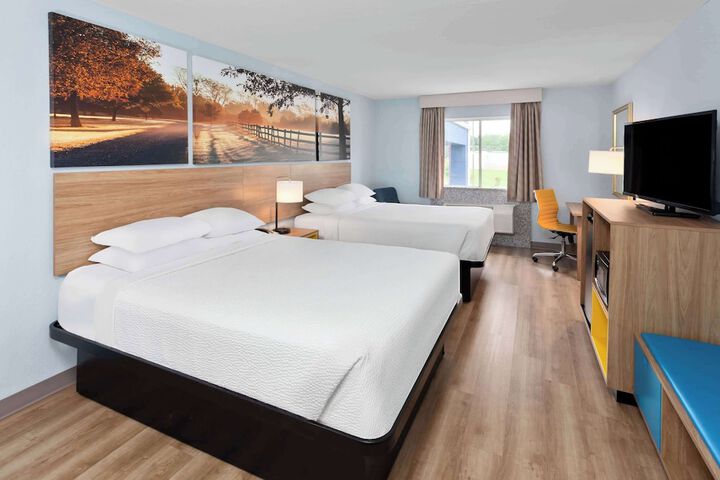 1 Queen Bed (6 of 15)