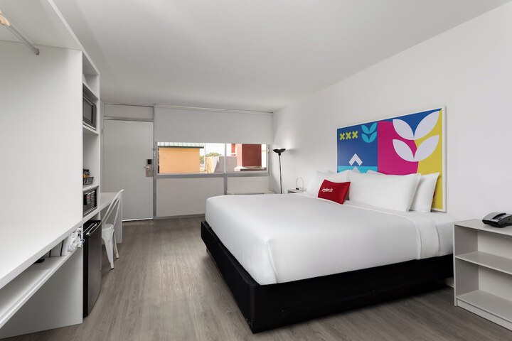 1 King Bed (7 of 7)