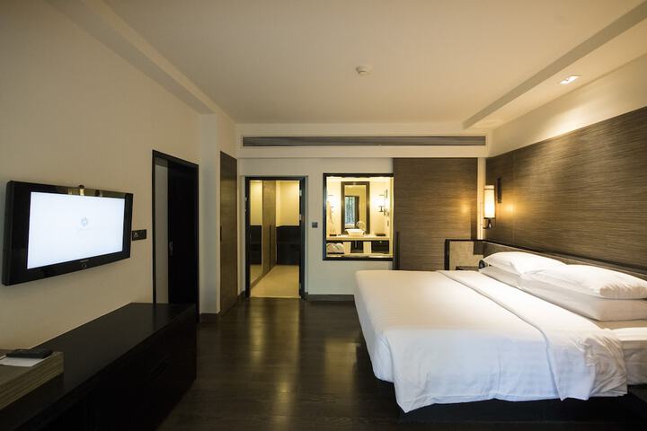 Room 28 of 118