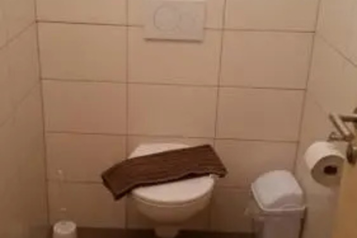 Room 6 of 11