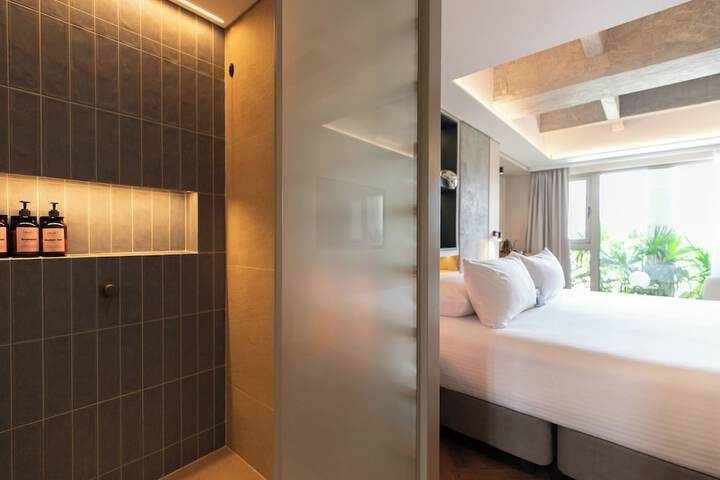 Room 70 of 102
