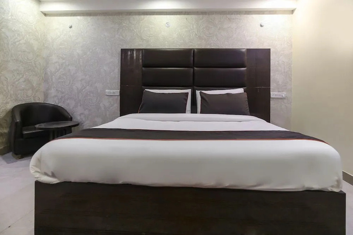 Room 4 of 16