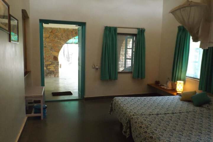 Room 32 of 233