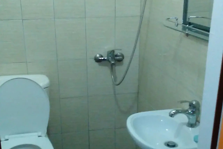 Room 8 of 10