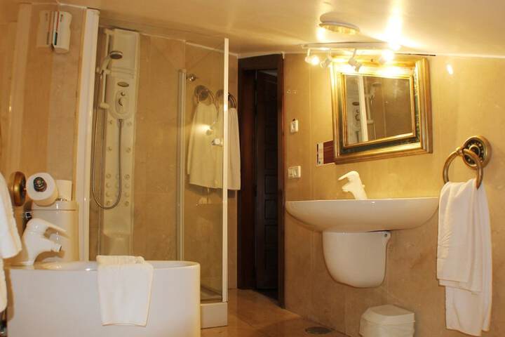 Room 10 of 25