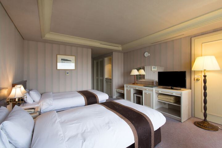 Room 9 of 14