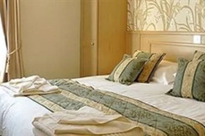 Room 4 of 13