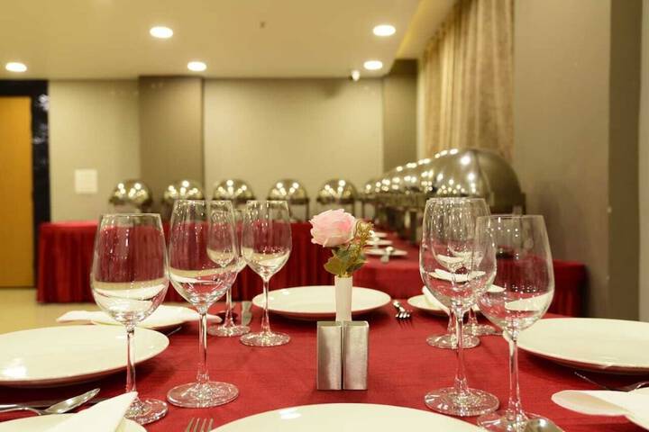 Ballroom/Hall 16 of 19