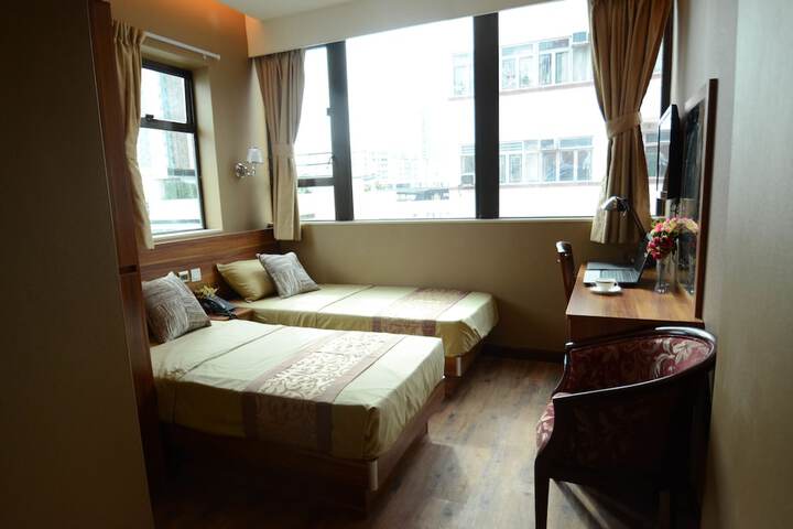 Room 8 of 18