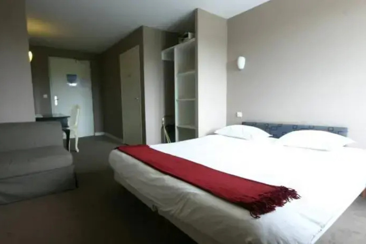 Room 6 of 11