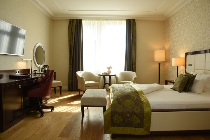 Room 11 of 40