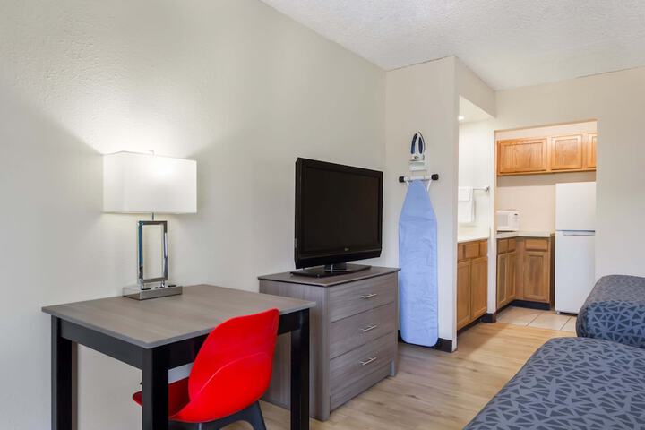 Studio 2 Queen Beds Kitchenette (3 of 16)