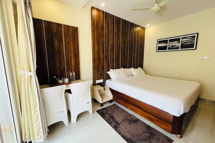 Room 2 of 10