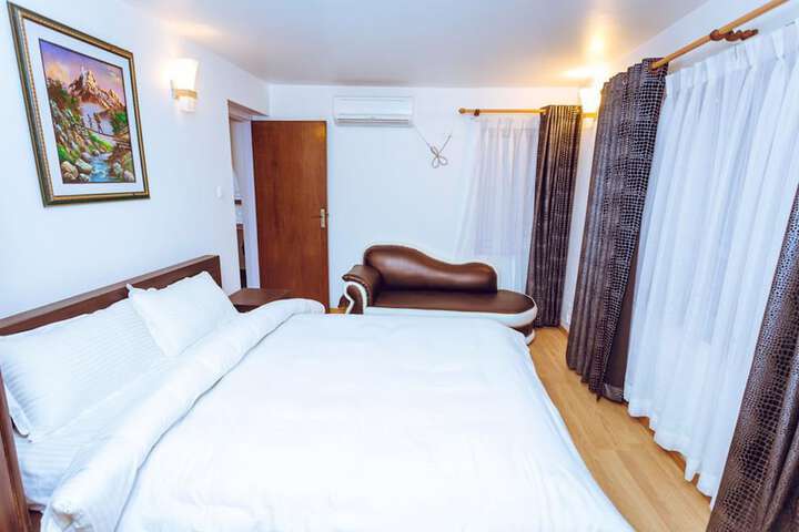 Room 6 of 16