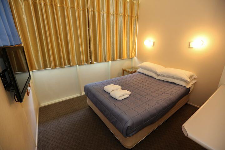 Room 4 of 32