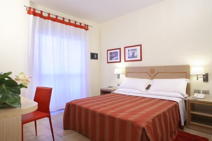 Room 4 of 33