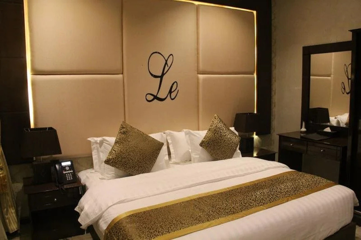 Room 6 of 18