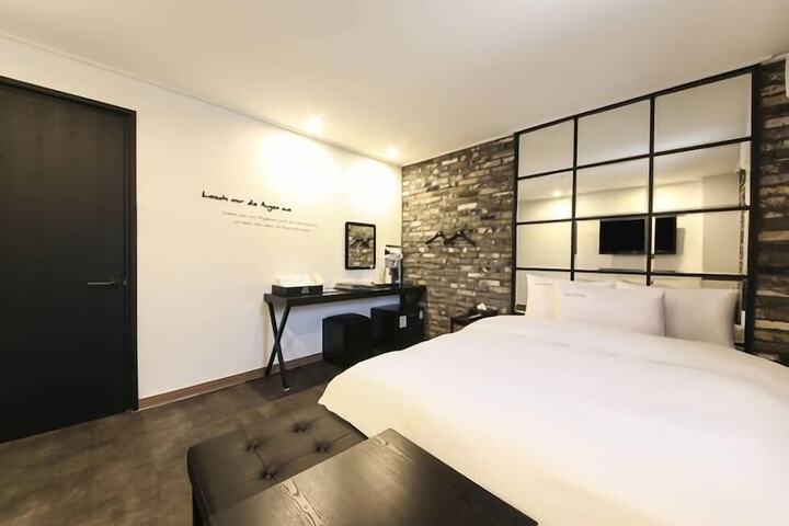 Room 35 of 53
