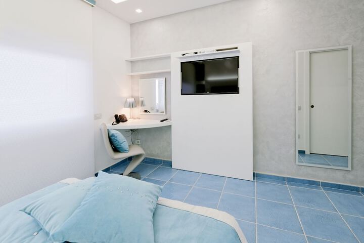 Room 5 of 32