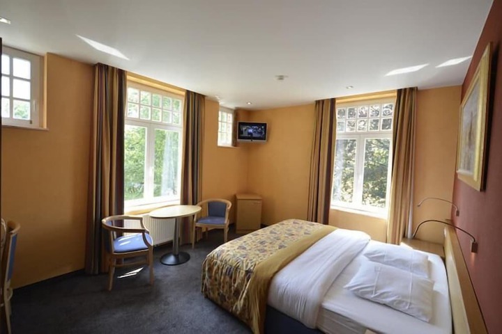 Room 10 of 31
