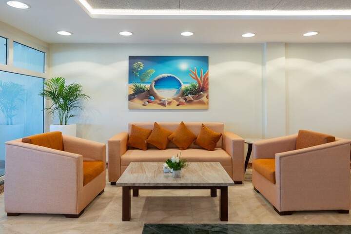 Lounge 50 of 83