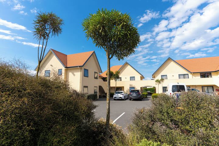 Hotel Exterior 64 of 74