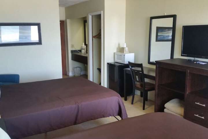 2 Double Beds (38 of 59)