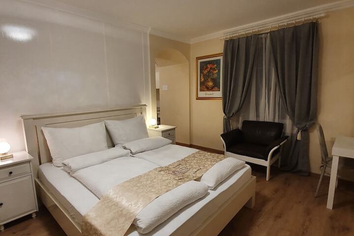 Room 20 of 266