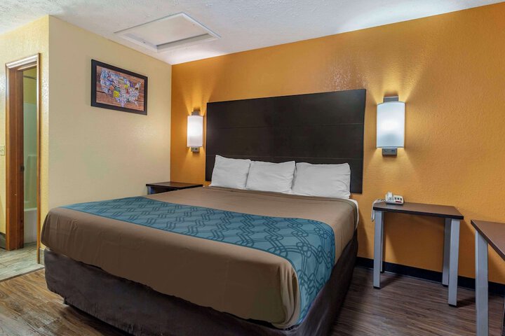 1 King Bed (4 of 5)