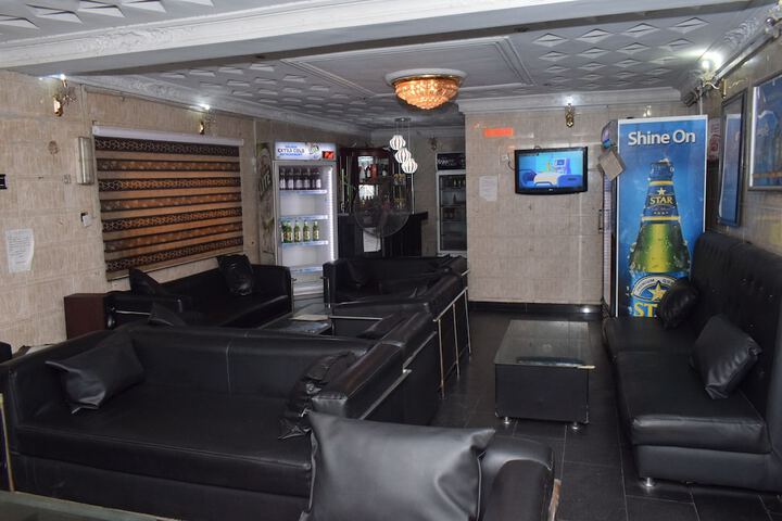 Lounge 11 of 16