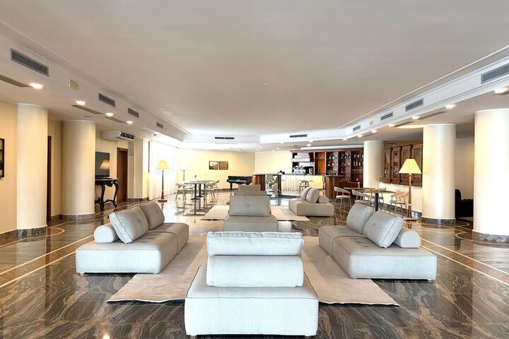 Lounge 8 of 11
