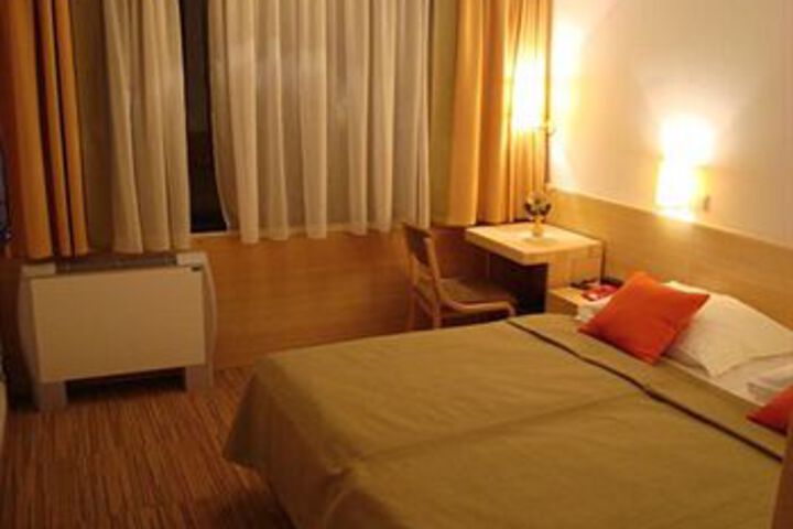 Room 18 of 29