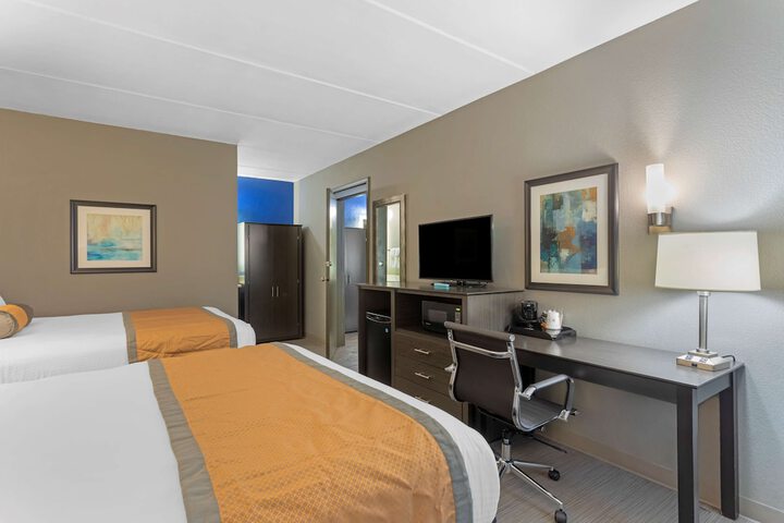 2 Queen Beds Exterior Entrance First Floor Microwave and Refrigerator WiFi Pet Friendly Room Full Breakfast (8 of 12)
