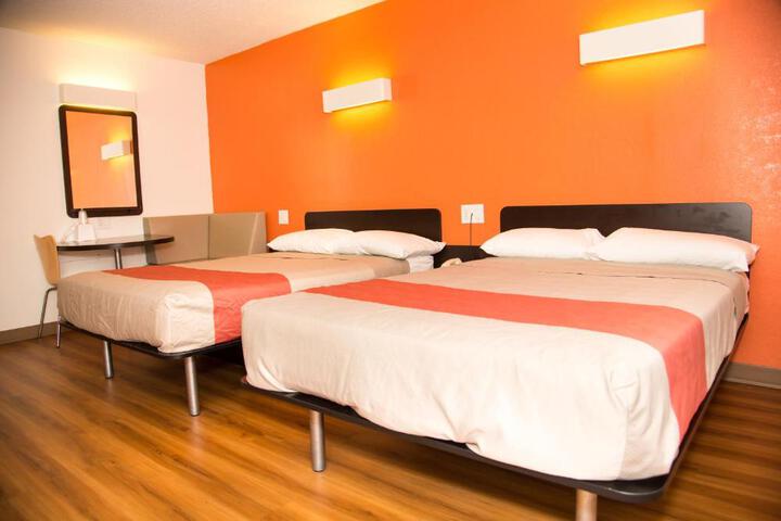1 Queen Bed (7 of 7)