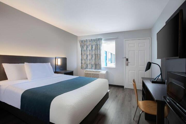 1 Queen Bed (2 of 13)