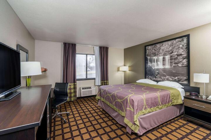 1 Queen Bed (10 of 13)