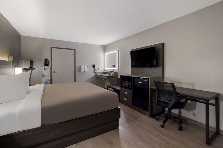 1 King Bed (9 of 17)