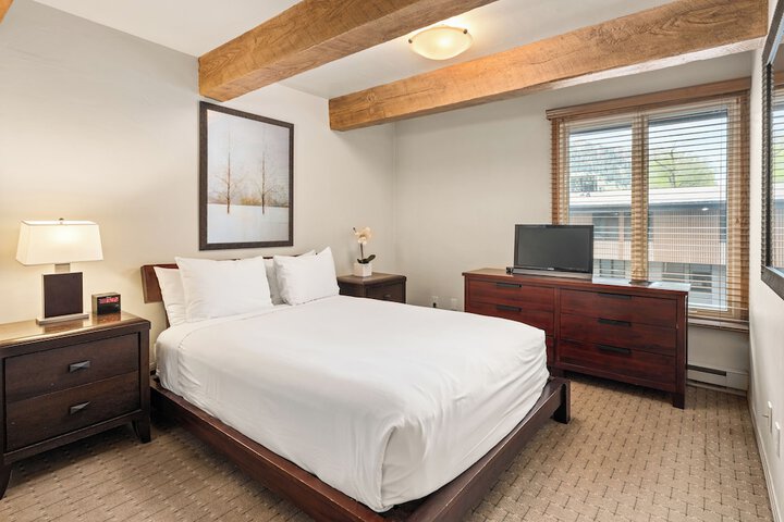 Room 28 of 193