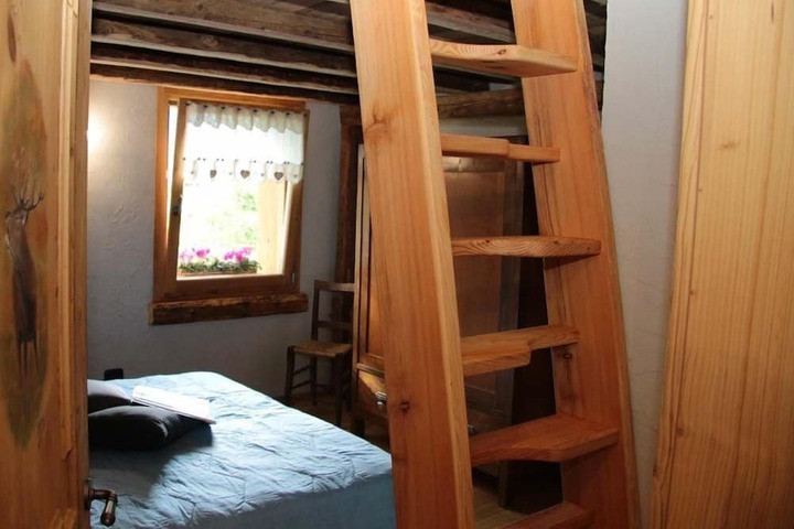 Room 4 of 8