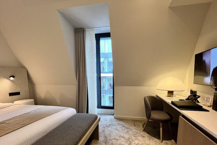 Room 7 of 105