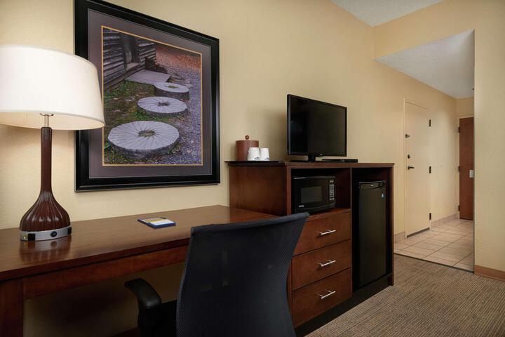 1 Queen Bed Accessible (10 of 18)