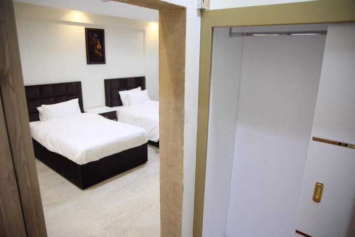 Room 27 of 69