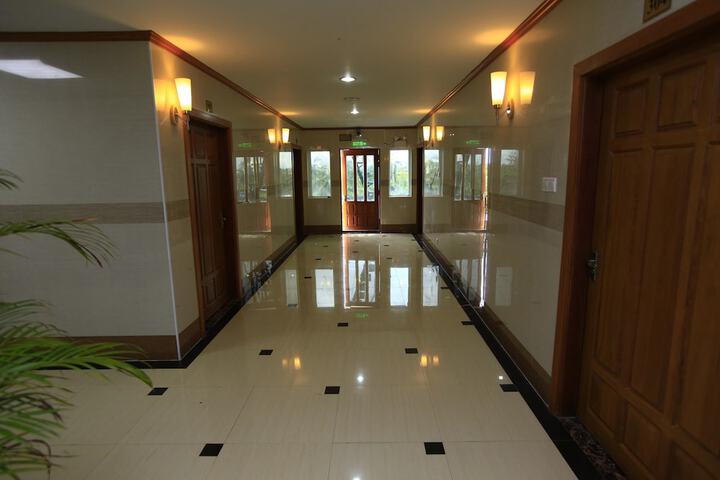 Ballroom/Hall 21 of 23
