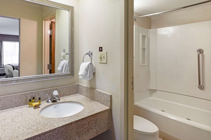 2 Queen Beds Exterior Entrance Microwave, Refrigerator WiFi Full Breakfast (8 of 12)