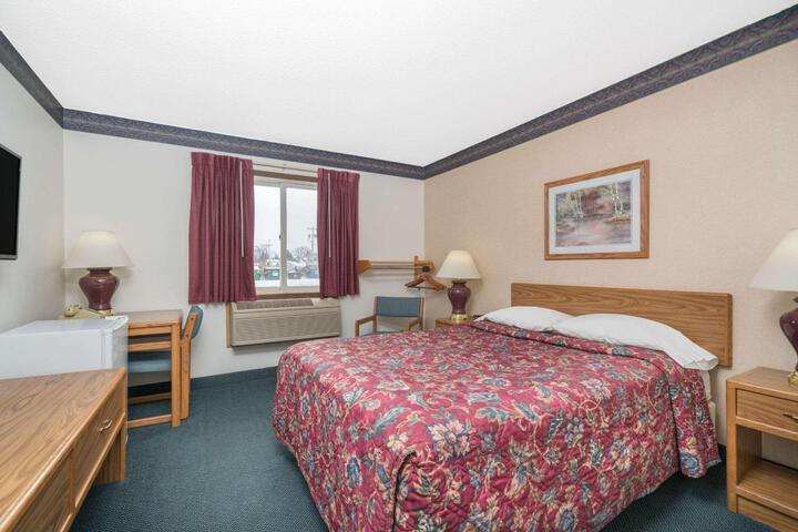 2 Queen Beds (14 of 15)