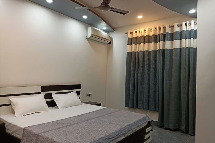 Room 6 of 12
