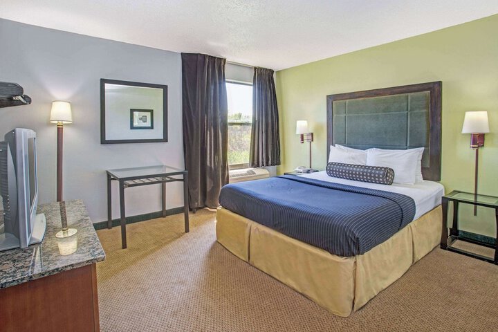 1 Queen Bed (2 of 11)